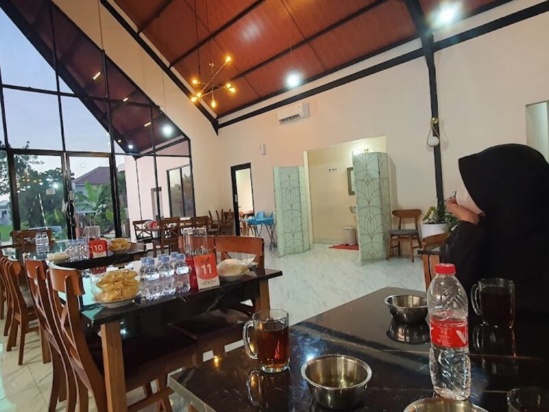 Suasana ruang makan Mande Elok