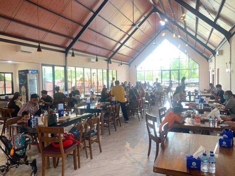 Suasana ruang makan Mande Elok