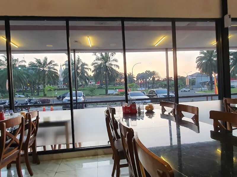 Suasana ruang makan Mande Elok