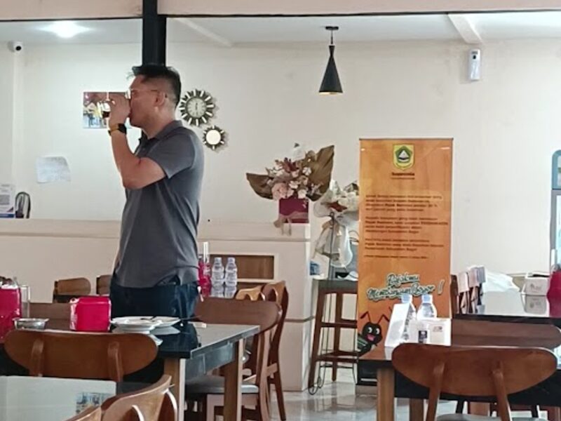 Suasana ruang makan Mande Elok