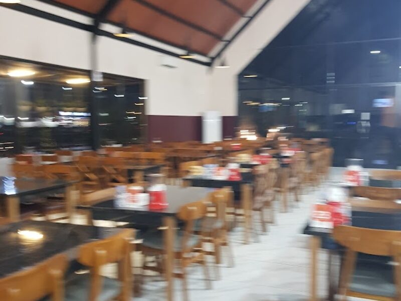 Suasana ruang makan Mande Elok