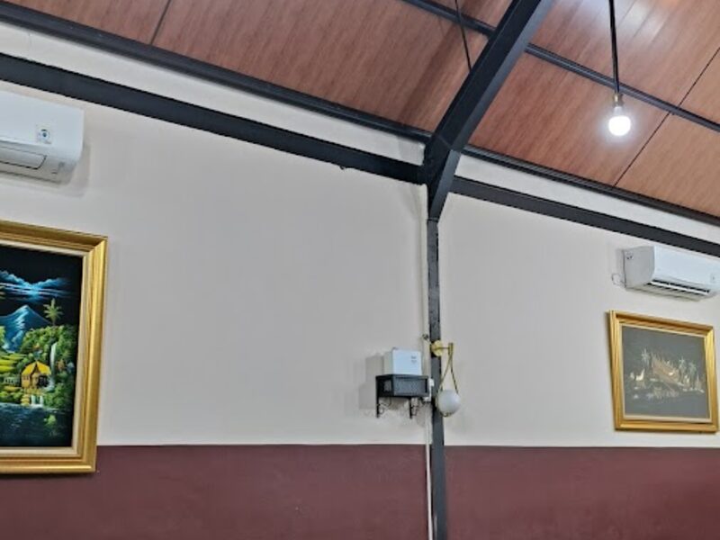 Suasana ruang makan Mande Elok