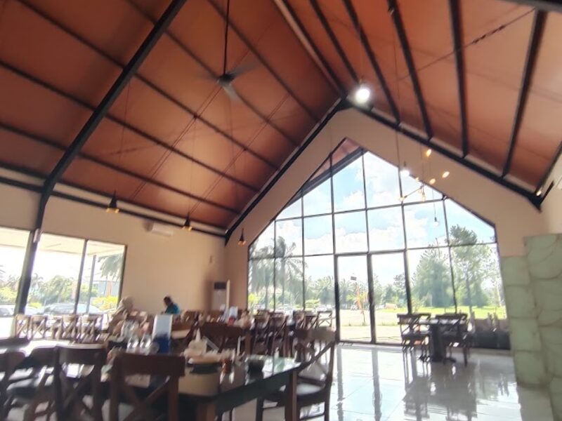 Suasana ruang makan Mande Elok