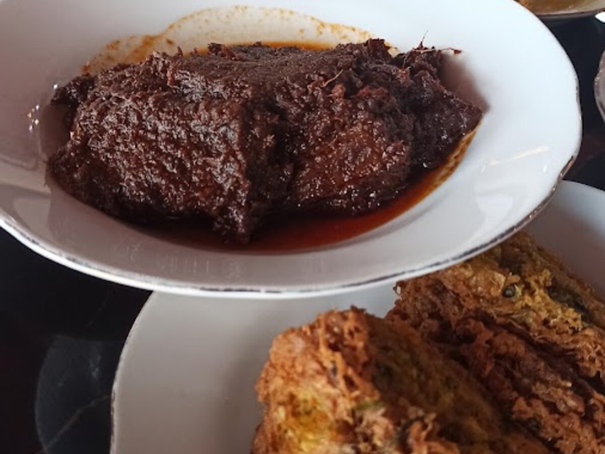 Rendang dan ayam goreng khas Restoran Mande Elok, masakan Padang Cibubur